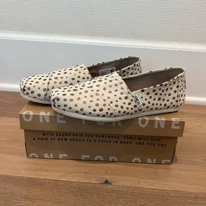 Brand New Toms Classic Canvas Shoe with Gold Dots - Size 7.5